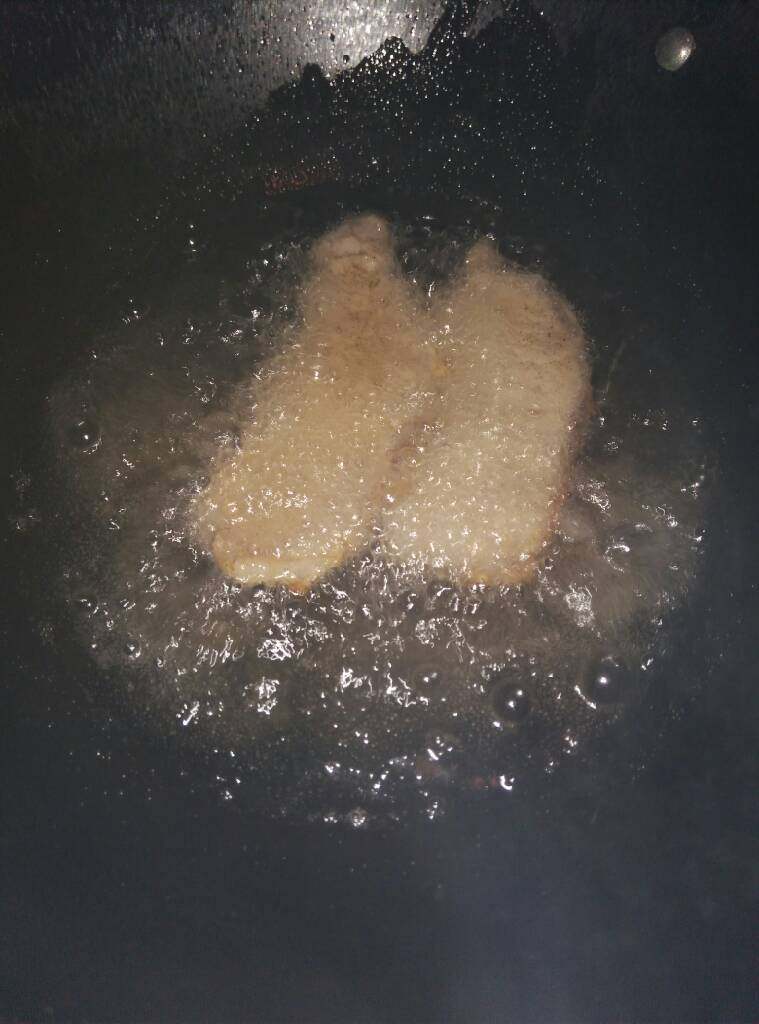 炸里脊猪排,锅内倒入比炒菜多3倍的油,油五成热时放如猪排炸,炸的过程中翻动几次,约2分钟即可,不要炸的太老,会很难嚼的