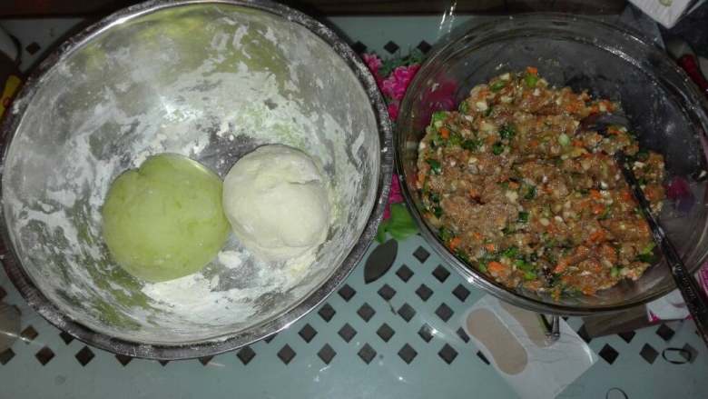 翡翠猪肉水饺,接下来和面，容器里入适量的<a style='color:red;display:inline-block;' href='/shicai/ 519'>面粉</a>，再把榨好的绿菜汁倒入<a style='color:red;display:inline-block;' href='/shicai/ 519'>面粉</a>中搅拌成颗粒状后用手揉搓成面团，好了后醒发30分钟（绿色和白色的面团手法都是一致的）醒发中我们可以将猪肉，<a style='color:red;display:inline-block;' href='/shicai/ 24'>萝卜</a>，<a style='color:red;display:inline-block;' href='/shicai/ 230'>香菇</a>，<a style='color:red;display:inline-block;' href='/shicai/ 116'>韭菜</a>剁碎装置容器当中加入油、盐、鸡精、酱油、料酒一块腌制（时间可自己定）