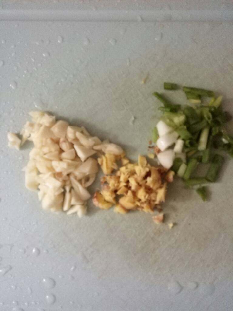 麻辣米豆腐,将葱姜蒜,切成碎末