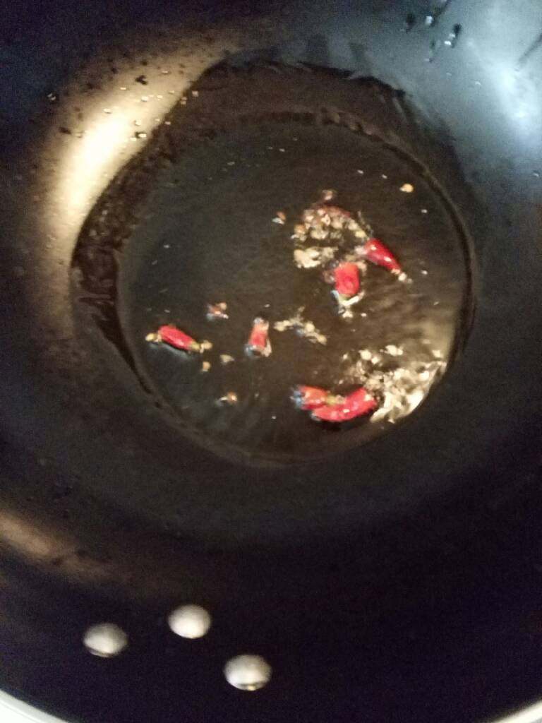 麻辣米豆腐,热锅倒油,开小火,先放入花椒爆出香味,再加入干辣椒,姜,蒜末炝香