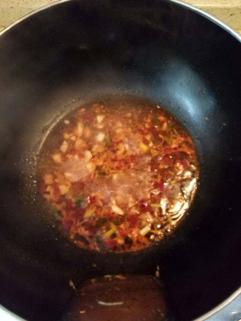 麻辣米豆腐,加一小碗水,水要适量,没过米豆腐就行,开大火将汤汁烧开
