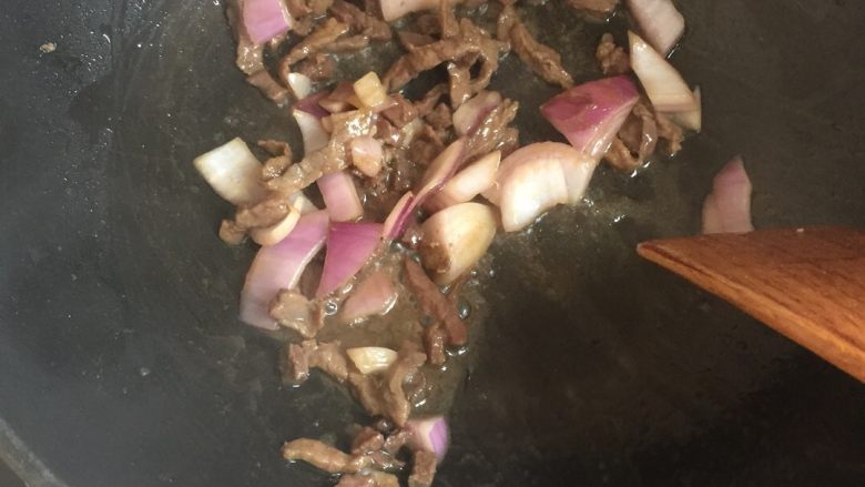 黑椒牛肉盖饭,倒入洋葱,中火炒2分钟