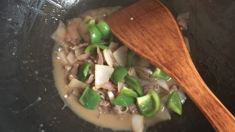 黑椒牛肉盖饭,再倒入椒,一直翻炒,加点水