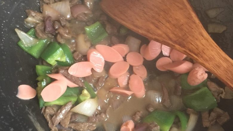 黑椒牛肉盖饭,再加火腿翻炒