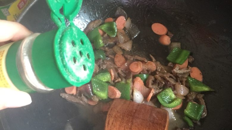 黑椒牛肉盖饭,倒黑椒粉,盐糖