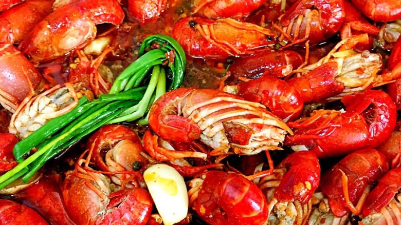 十三香香辣小龙虾,依次加入生抽、盐、料酒、糖、八角、十三香、老干妈豆豉、油辣椒、高汤漫过虾表面,加盖大火十分钟改小火,收汁即可