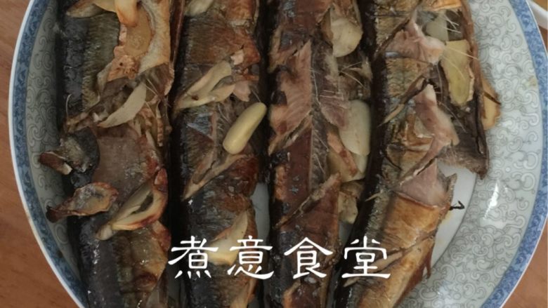 蒜香柠汁盐烤秋刀鱼,1、在<a style='color:red;display:inline-block;' href='/shicai/ 364'>秋刀鱼</a>的身上划斜刀，均匀的里里外外涂抹盐腌一会。
2、蒜、<a style='color:red;display:inline-block;' href='/shicai/ 37'>姜</a>切片。<a style='color:red;display:inline-block;' href='/shicai/ 37'>姜</a>放进<a style='color:red;display:inline-block;' href='/shicai/ 364'>秋刀鱼</a>肚子里，蒜片斜插入<a style='color:red;display:inline-block;' href='/shicai/ 364'>秋刀鱼</a>身上划斜刀的缝里。
3、入烤箱烤十分钟，拿出来刷上<a style='color:red;display:inline-block;' href='/shicai/ 763'>蜜糖</a>水，翻面再烤十分钟。
4、装盘，挤入<a style='color:red;display:inline-block;' href='/shicai/ 595'>柠檬</a>汁即可。