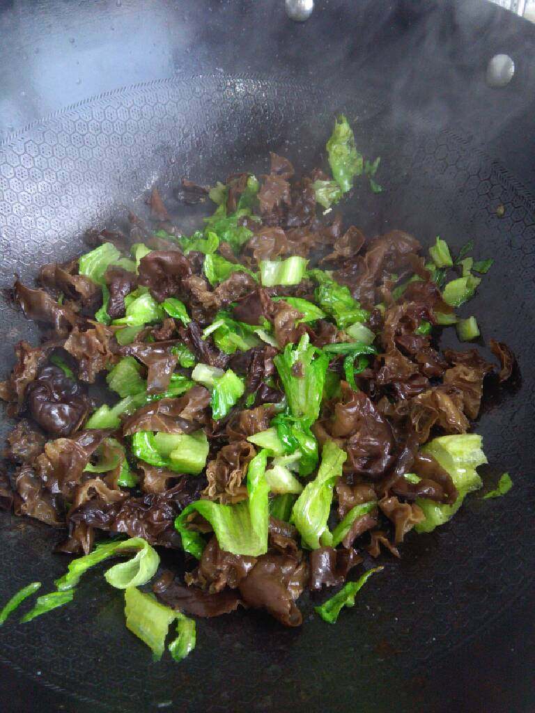 招头面,我们把泡发好的<a style='color:red;display:inline-block;' href='/shicai/ 136'>黑木耳</a>切丝，<a style='color:red;display:inline-block;' href='/shicai/ 121'>生菜</a>切段，一起入锅中热油爆炒至七成熟，加少许水和盐小火再炖两分钟。