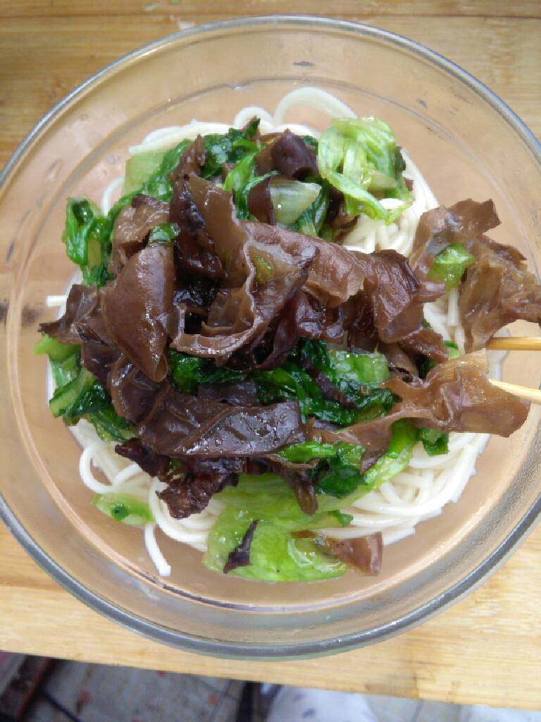 招头面,夹起铺在面条上，拍照搞定。我一般不吃榨菜的，新鲜的蔬菜够美味。简单的五一早餐做好啦。