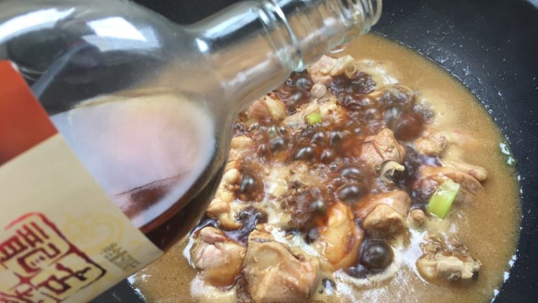 时蔬炖鸡腿,开锅后,放入调料盒,倒三大勺生抽,两勺蚝油,一勺老抽,一到两勺糖,一点酒,料酒,白酒,都可以。我用的黄酒,放了一小把冰糖,喜欢甜口一点的多放。尝一下汤汁,口味满意就加盖,转小火慢炖。这个时候汤应该是比平时吃菜的口味咸一点的,因为后面还要放菜~