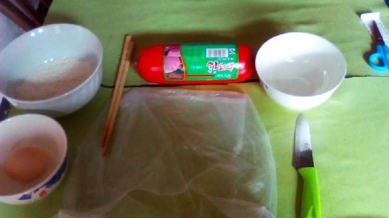 鸡蛋火腿饼,准备材料，<a style='color:red;display:inline-block;' href='/shicai/ 9'>鸡蛋</a>，<a style='color:red;display:inline-block;' href='/shicai/ 519'>面粉</a>，筷子，<a style='color:red;display:inline-block;' href='/shicai/ 438'>火腿</a>，小刀，备用碗