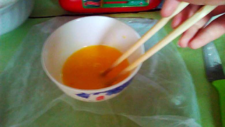 鸡蛋火腿饼,一枚鸡蛋打散