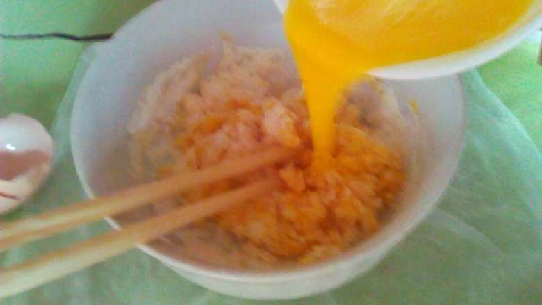 鸡蛋火腿饼,也倒入面粉搅拌