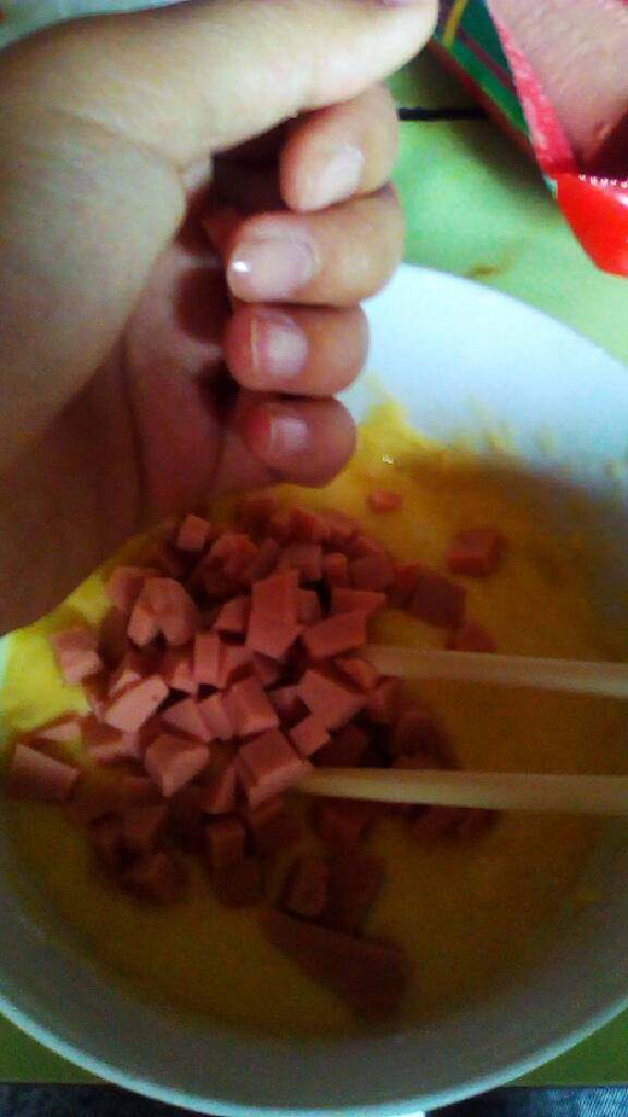 鸡蛋火腿饼,丢入面糊๑乛◡乛๑声明：我洗手了的，别以为不干净