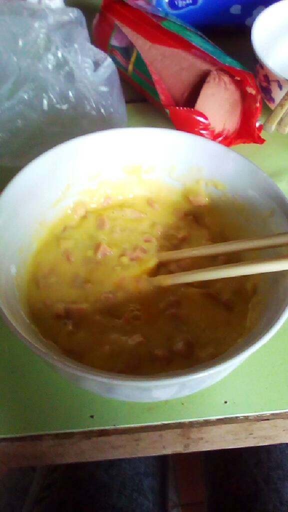鸡蛋火腿饼,还是搅拌，我没加盐，因为鸡蛋和火腿本身就有盐，喜欢有味道一点的可以在此步骤加少许盐（别怪我写这么多步骤，我怕有些人看不懂😂）