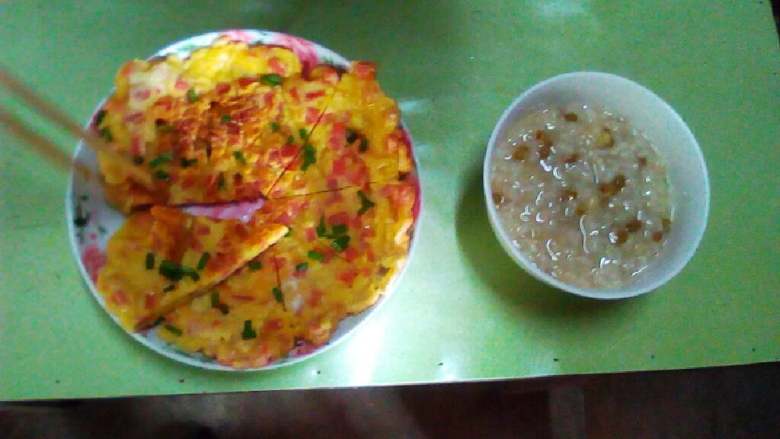 鸡蛋火腿饼,撒葱花切块,完成！