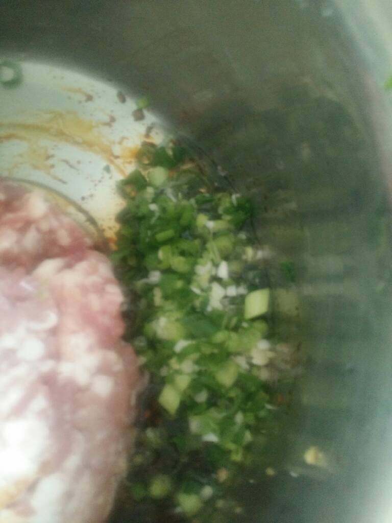 香菜猪肉肉饼,放葱花,腌10分钟(记得把肉馅先往旁边拨一拨哦)