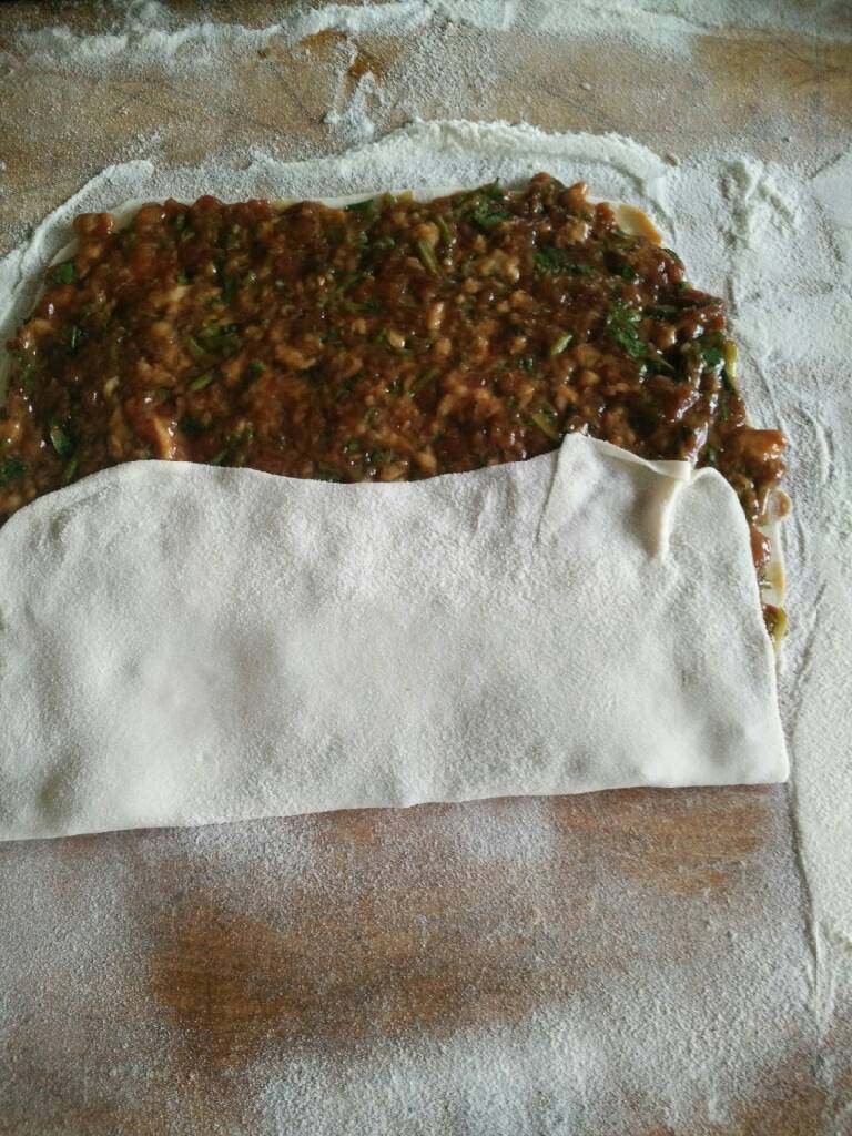 香菜猪肉肉饼,如图,把没肉馅的面皮盖在肉馅上