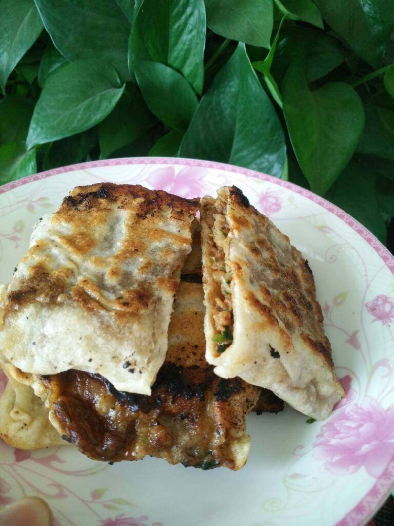 香菜猪肉肉饼,味道好极了。浓浓的肉馅里淡淡的香菜味，保证你吃了一次想两次。快来尝尝吧