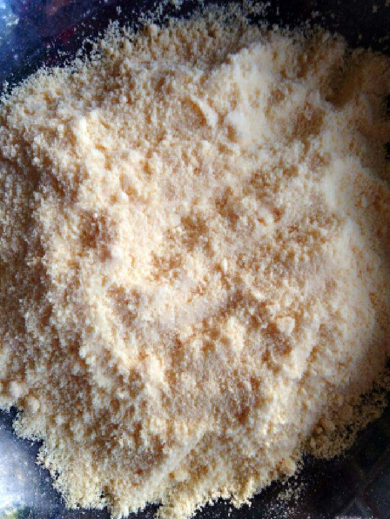 老北京烀饼,玉米面中放入少量的水,用手搓成湿沙状即可