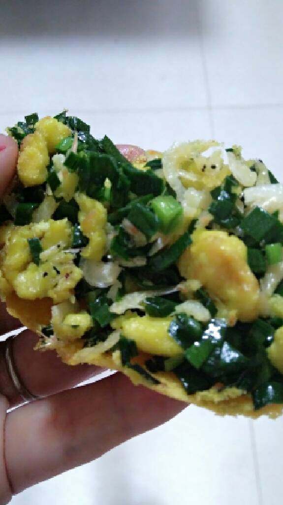 老北京烀饼,来张特写。
出锅时用篦子垫底慢慢移入砧板上切块装入盘中。我家没篦子所以用铲子弄的边边有点碎,装盘不美观