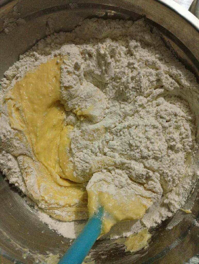 酥顶核桃蛋糕,8寸蛋糕模,把蛋糕糊倒一半下去,铺平。 中层材料放到碗里混合,均匀的撒在蛋糕糊上,然后把剩余的蛋糕糊倒下去,刮平顶部。