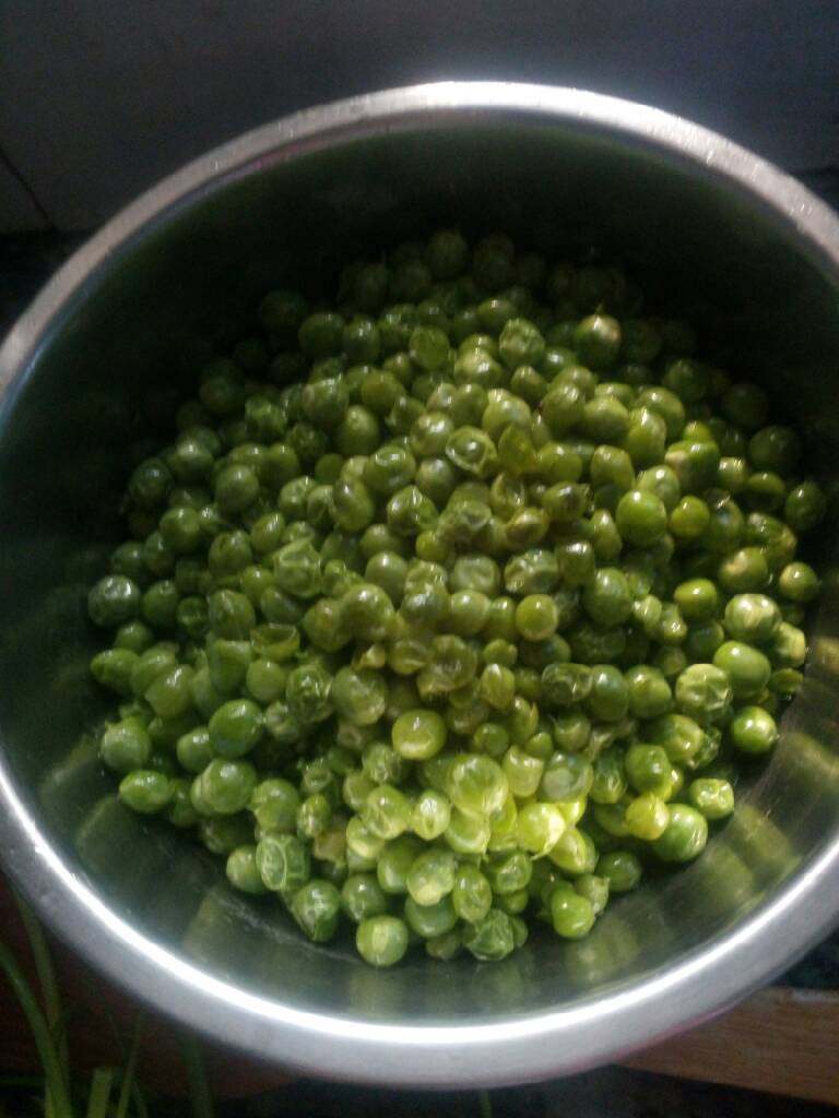 咸肉豌豆饭,老妈种的豌豆,摘了就剥了,油里爆好
