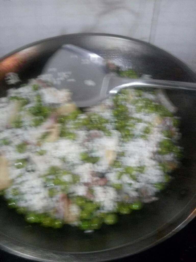 咸肉豌豆饭,油烫了放一起炒,边炒边加盐,鸡精,加开水