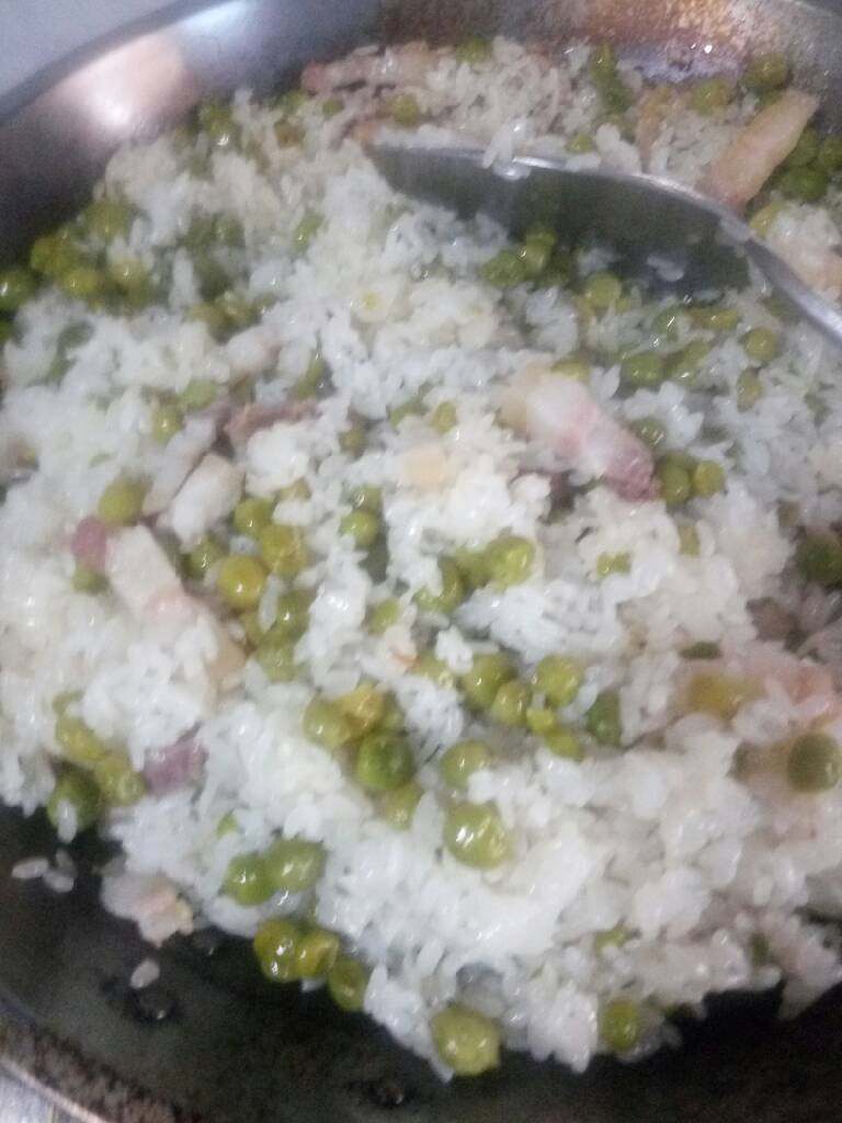 咸肉豌豆饭,大火烧来换小火,再移动锅底,让烧出一层锅巴才香呢😊这豌豆饭不可以用不粘锅烧,用生铁锅,吃锅巴了
