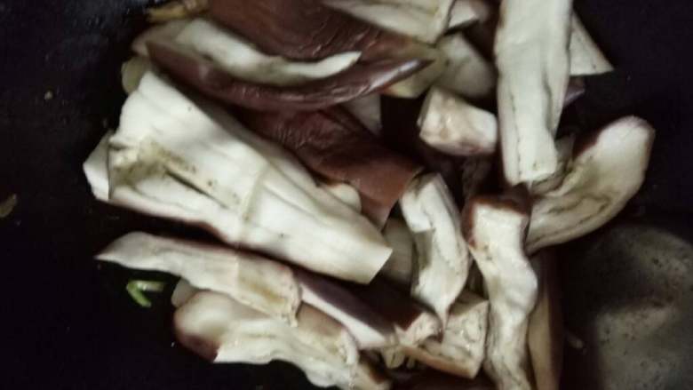 蒜香茄子,开小火,将蒸熟的茄子倒入锅里,依次放入适量的酱油,醋,白糖,盐
