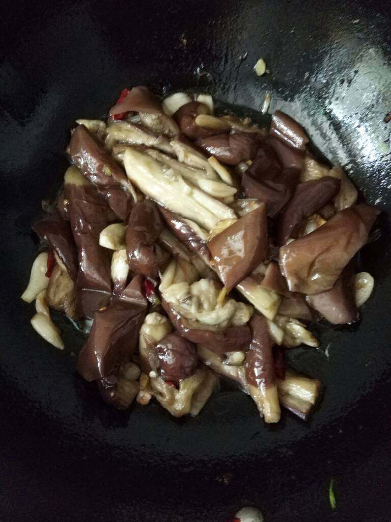 蒜香茄子,开中火翻炒,让放到的佐料充分融入茄子中,关火,加入少许香油,鸡精翻炒即可