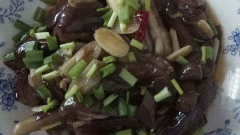 蒜香茄子,茄子炒好后装盘,撒上葱花即可