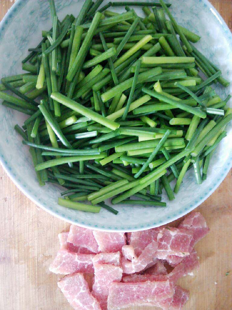 韭菜苔炒肉,<a style='color:red;display:inline-block;' href='/shicai/ 92177'>韭菜苔</a>切段，洗干净，<a style='color:red;display:inline-block;' href='/shicai/ 414'>猪肉</a>切片