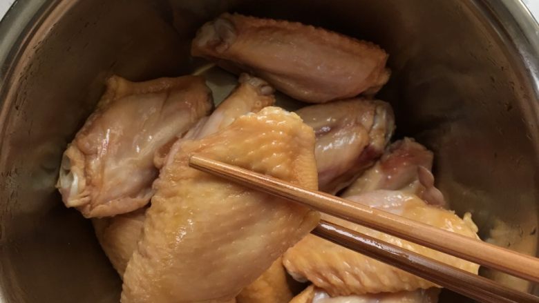 香煎鸡翅中,搅拌,至鸡翅成酱油色