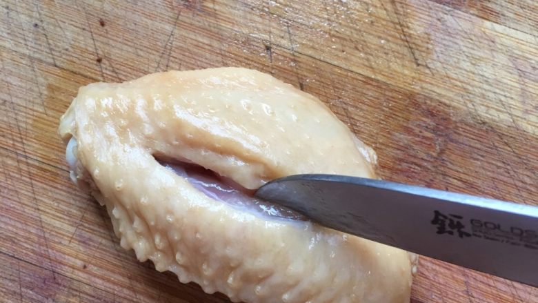香煎鸡翅中,用小刀,将鸡翅中间穿透,便于入味