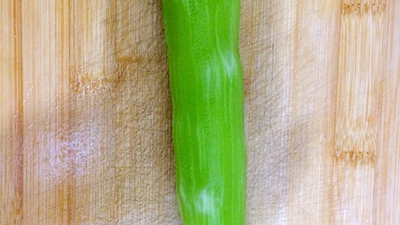 清炒莴笋,<a style='color:red;display:inline-block;' href='/shicai/ 124'>莴笋</a>去皮