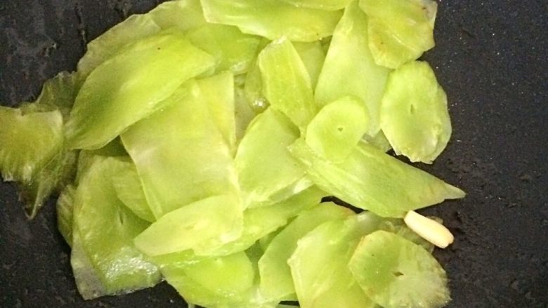 清炒莴笋,加入莴笋片翻炒片刻，加盐