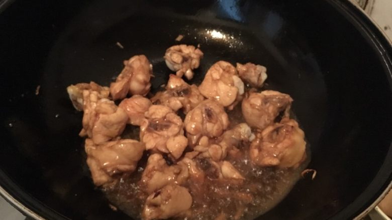 香菇烧鸡腿,生姜切丝和鸡腿用油炒一下