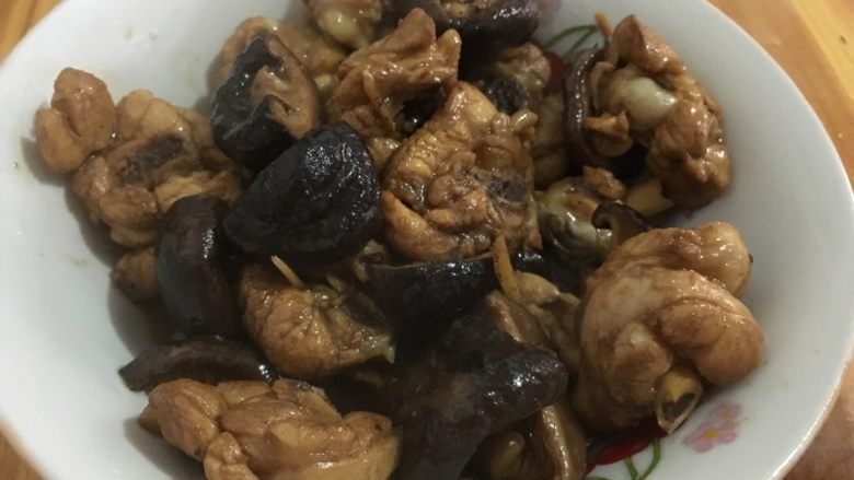 香菇烧鸡腿,放入香菇炒，老抽放一些，放半碗水大火煮开，放小火炖一会，煮熟就可以装盘了
