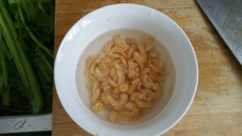 猪肉芹菜水饺,<a style='color:red;display:inline-block;' href='/shicai/ 1694'>海米</a>用水浸泡,去除盐分。