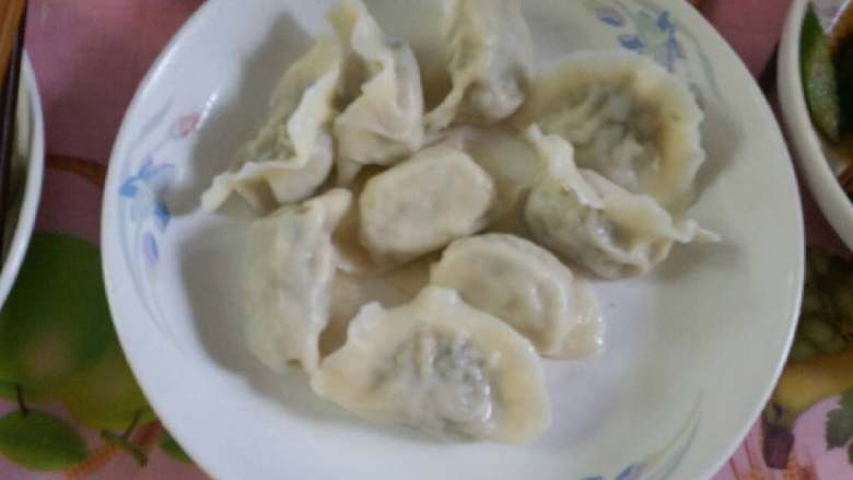 猪肉芹菜水饺,锅中加水烧开,下入饺子,煮至面皮起鼓就可以捞出了。
