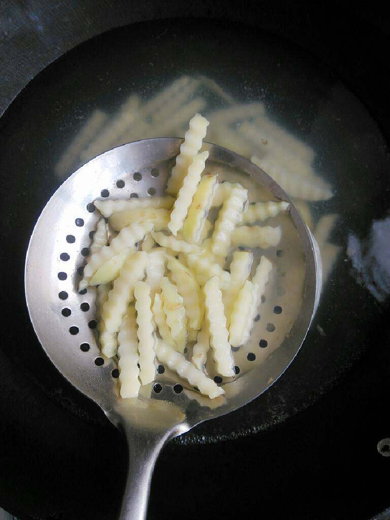麻辣小土豆,用沸水焯一下，沥干备用【这时候的土豆条还不是熟的】