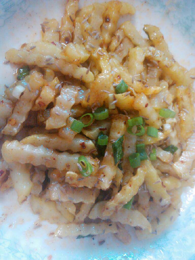 麻辣小土豆,出锅后加入一勺盐，一勺白糖，一勺味精，适量麻油，少量胡椒粉，一勺陈醋，适量辣椒油【根据自己能吃辣的程度添加】，搅拌均匀，最后撒上葱花和适量孜然。