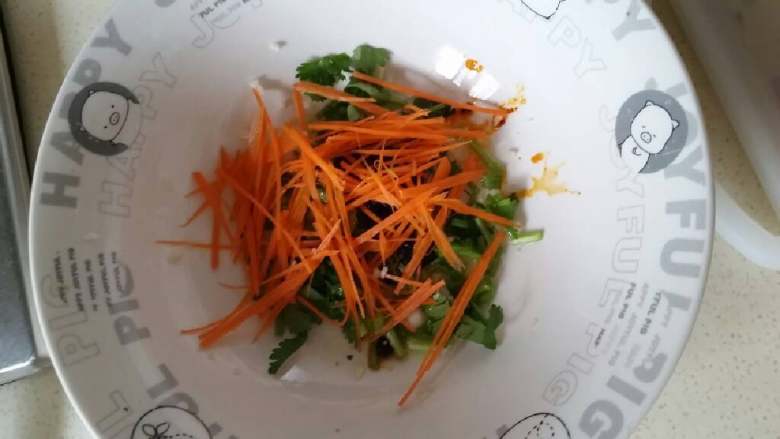 饺子皮做的拌面,用一个碗将你喜欢吃的配料先做好,我是用了蒜蓉,老干妈 还有香菜,自己喜欢就好。