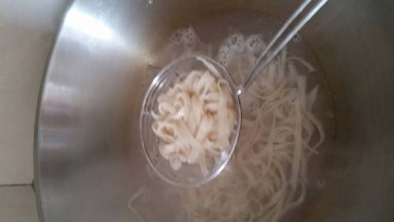 饺子皮做的拌面,开水下面条煮到浮起马上捞起来直接放在碗里,面条在煮的过程中要适当搞动,防止粘一起。