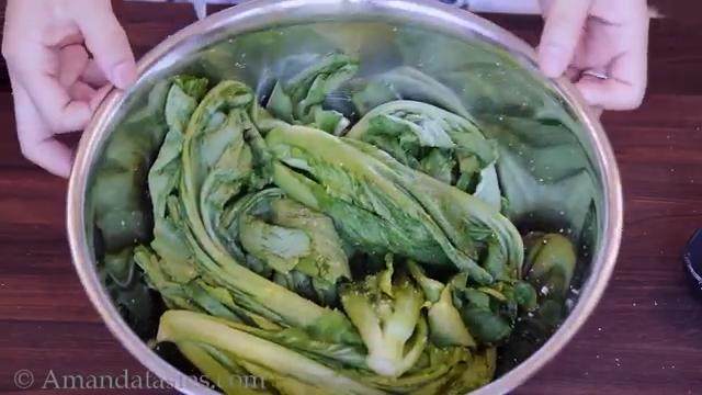 自制雪菜,常温下腌制半天,装入保鲜袋放冰箱1-2天