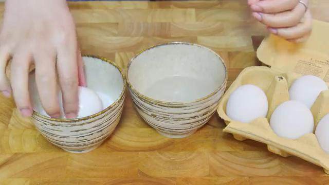 自制咸鸭蛋,把鸭蛋在白酒中滚一圈,放入盐中再滚一圈裹上盐