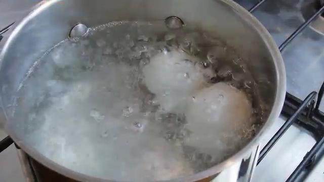 自制咸鸭蛋,腌好的鸭蛋冲掉表面的盐放在冷水中大火煮开,小火煮10分钟