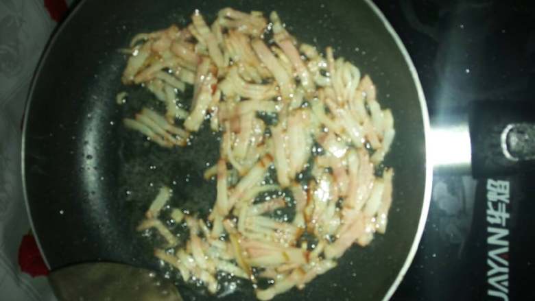 培根炒土豆丝,起锅热油。油热放入<a style='color:red;display:inline-block;' href='/shicai/ 443'>培根</a>。炒到出油即可。