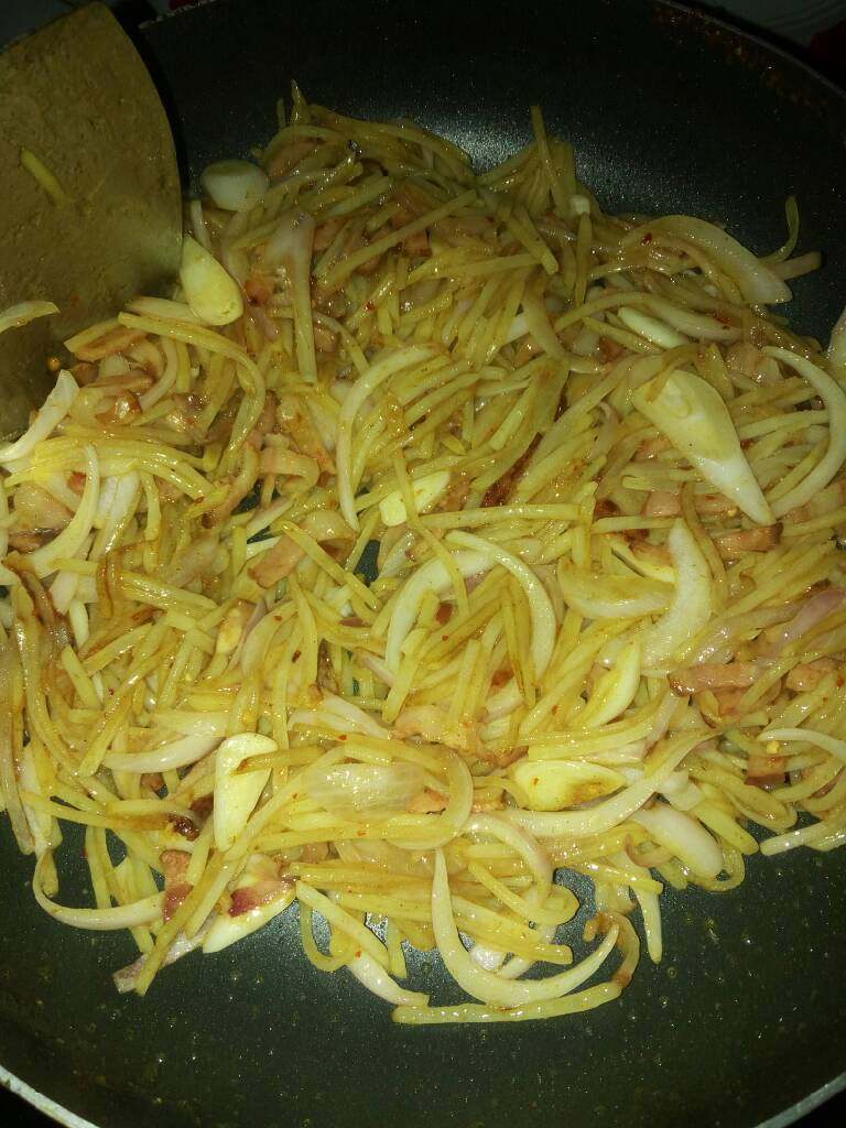 培根炒土豆丝,在放入盐、味精、老抽、醋翻炒。